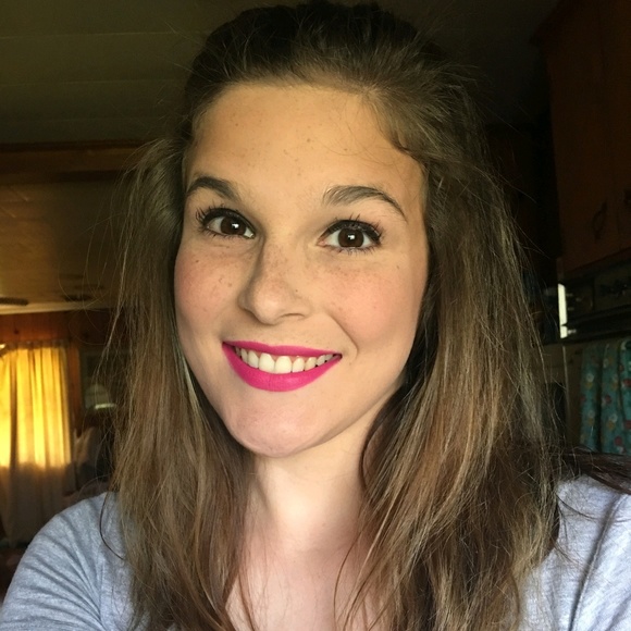 Profile Picture of Caitlin Bachelier (@bachelier) on Poshmark