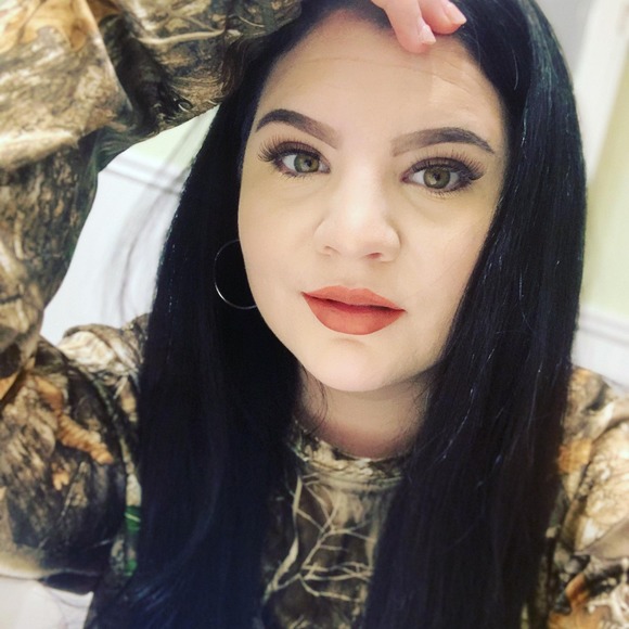 Profile Picture of Nicole Froats (@nicolefroats) on Poshmark