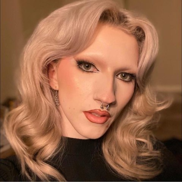 Profile Picture of Hazel Evoy (@hazelevoy) on Poshmark
