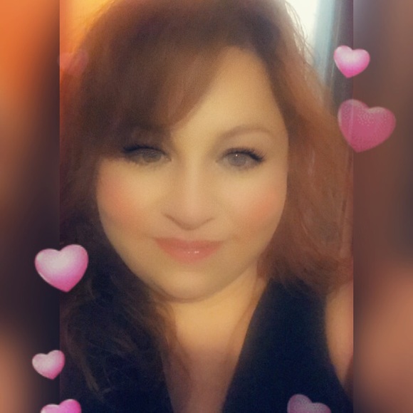 Profile Picture of Lisa Montoya (@dolfan91) on Poshmark