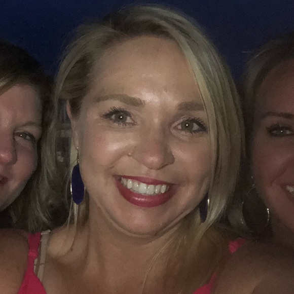 Profile Picture of Kelly Black (@kblack1977) on Poshmark