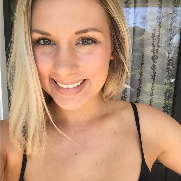 Profile Picture of Linnea S (@linneafs) on Poshmark