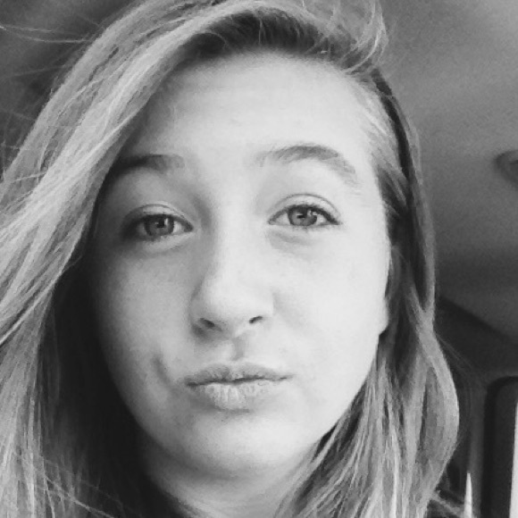 Profile Picture of Ali Brown (@brownolicious) on Poshmark