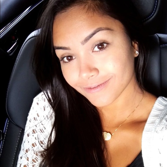 Profile Picture of Larissa Fernandes (@larisantos) on Poshmark