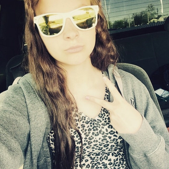 Profile Picture of Leona Mcclure (@3_33) on Poshmark