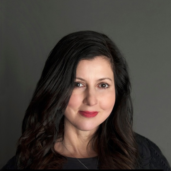 Profile Picture of Lori Maguire (@lorimaguire) on Poshmark