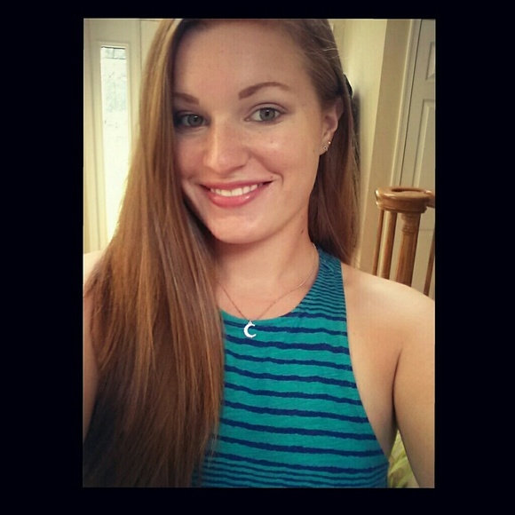 Profile Picture of Michelle Reid (@michelleee_reid) on Poshmark