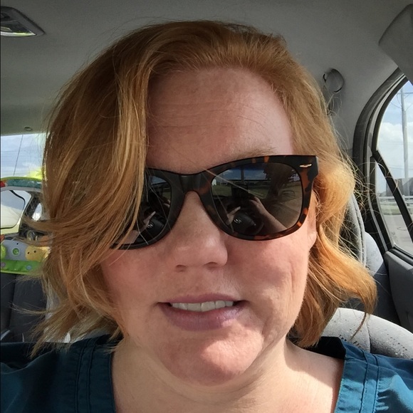Profile Picture of Tamara Swanson (@tammytoenails) on Poshmark