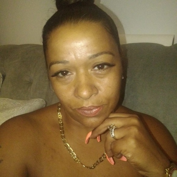 Profile Picture of Nell Gonzalez (@nellygunzz) on Poshmark