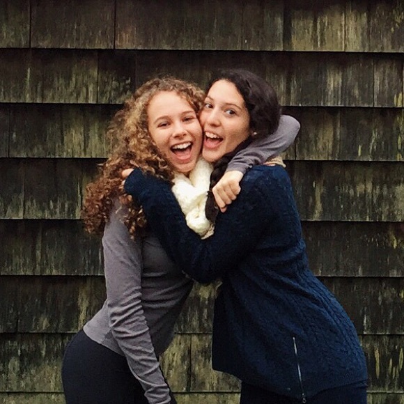 Profile Picture of Emily Alogna (@ealogna) on Poshmark