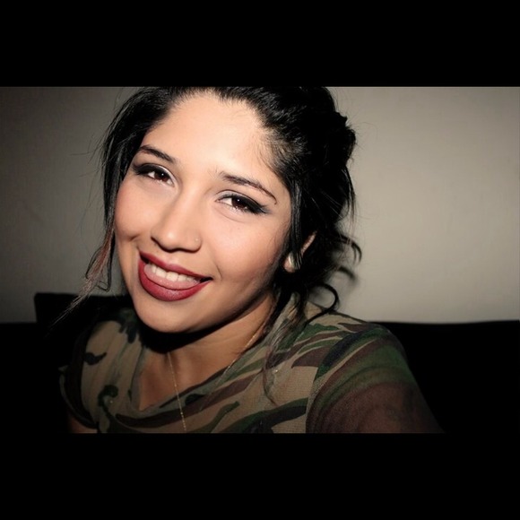 Profile Picture of Ivanna Giron (@powapuffer) on Poshmark