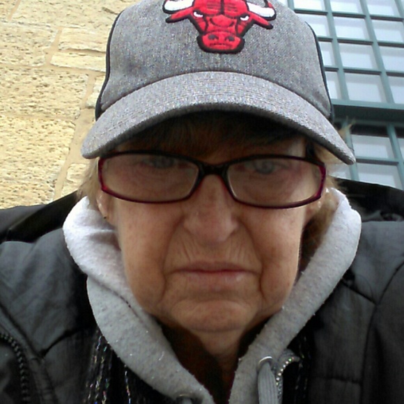 Profile Picture of Bonnie Zettler (@bszettler) on Poshmark