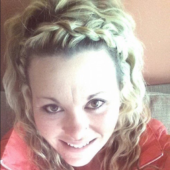 Profile Picture of Stephanie Schroder (@stephanie92086) on Poshmark