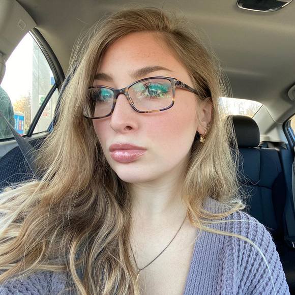 Profile Picture of El Smith (@elthereal) on Poshmark