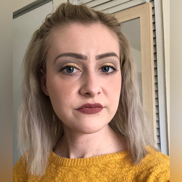 Profile Picture of Scarlet Andrzejczak (@scarlet325) on Poshmark