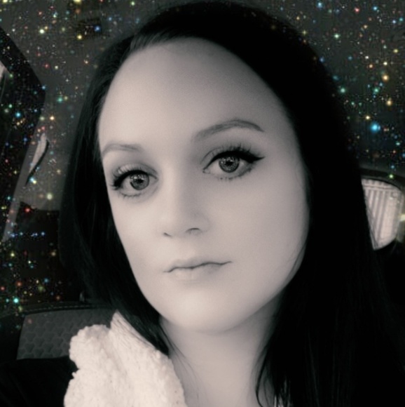 Profile Picture of Kaylee Wyeth (@kayleeperry) on Poshmark