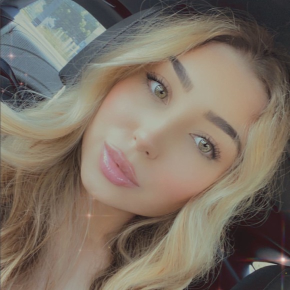 Adriana Muscan - Poshmark Profile Picture of Adriana Muscan (@adiwbu) on Poshmark