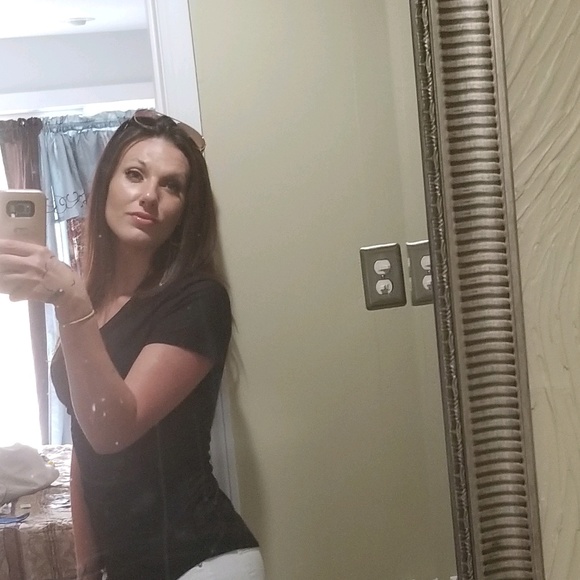 Profile Picture of Melissa beau Hebert (@lissnbeau) on Poshmark