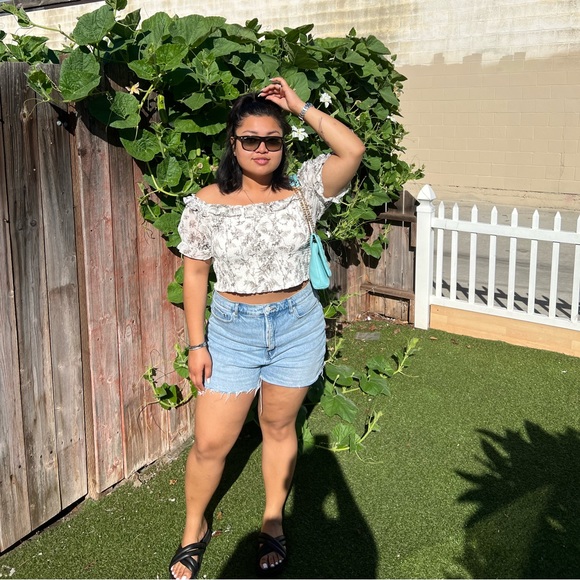 Profile Picture of Windsor Nguyen (@wnexchange) on Poshmark