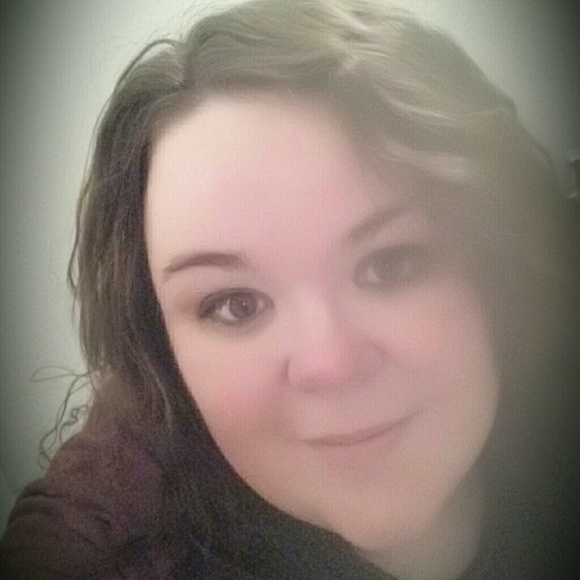 Profile Picture of Danielle Perry (@daniellegrey34) on Poshmark