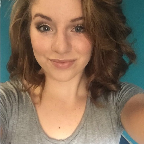 Profile Picture of Julia Buccola (@juliabuttcola) on Poshmark