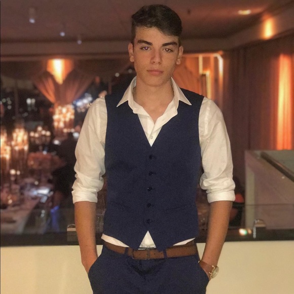 Profile Picture of Toni Ulaj (@toni_ulaj) on Poshmark