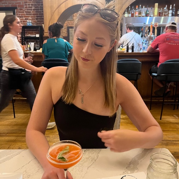 Profile Picture of Olivia Flatten (@oliviaflatten) on Poshmark