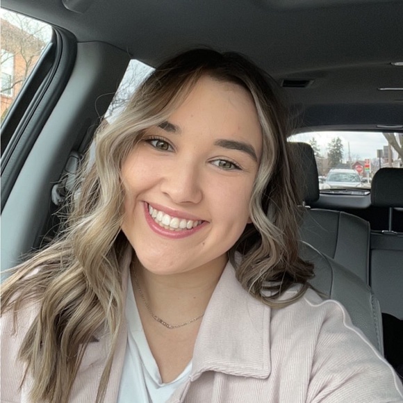 Profile Picture of Julianna Bogart (@julianna_bogart) on Poshmark