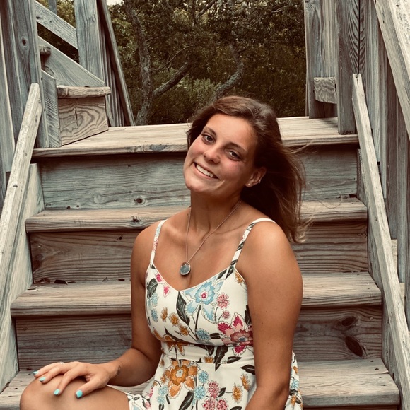 Profile Picture of Hayley Winfree (@hayley__15) on Poshmark