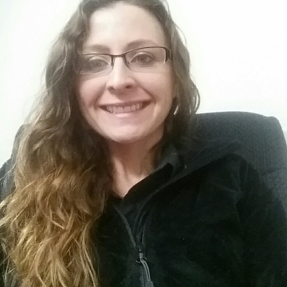 Profile Picture of Heidi Lofgren (@heidilofgren) on Poshmark