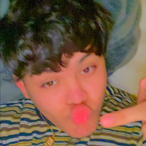 Profile Picture of Julian Navarro (@juliannxo) on Poshmark