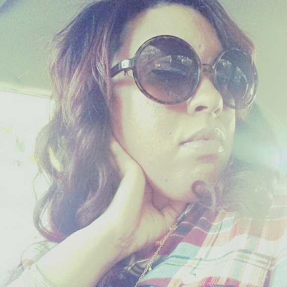 Profile Picture of Liza Veiga (@duchesstili) on Poshmark