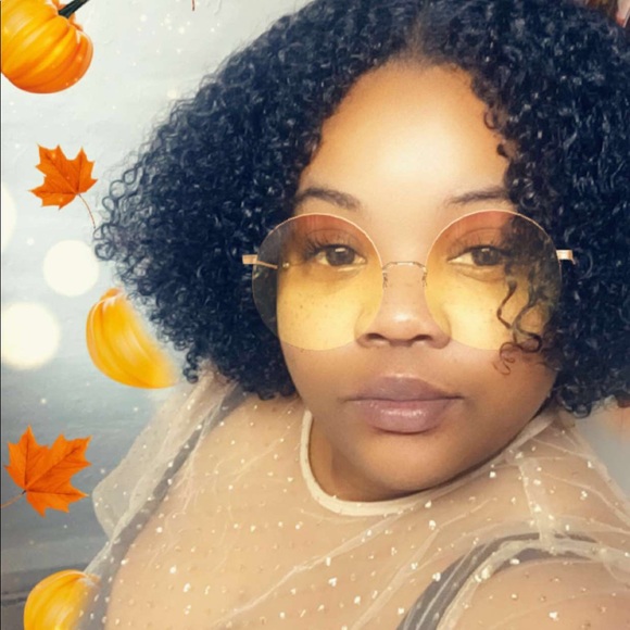 Profile Picture of Iris Wise (@iriswise) on Poshmark