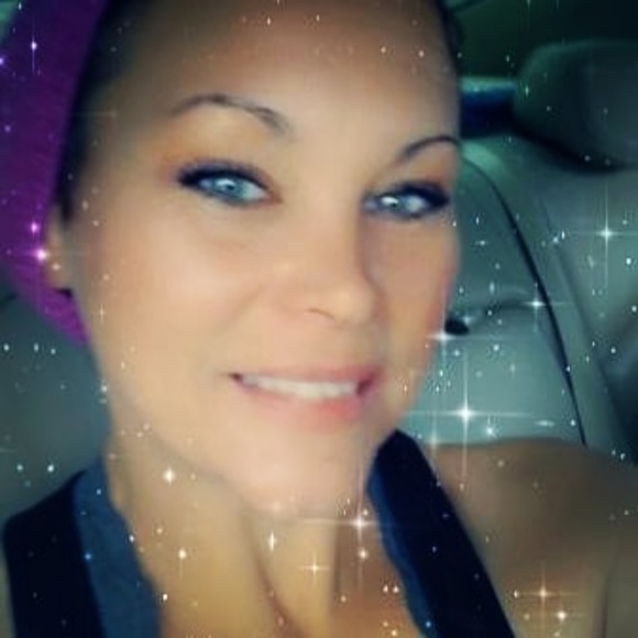 Profile Picture of Stefanie Byrd (@stefaniebyrd) on Poshmark