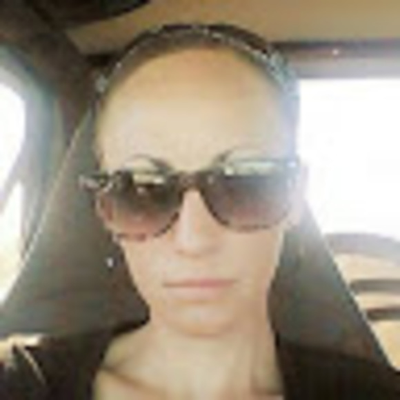 Profile Picture of Hollie Entler (@hentler83) on Poshmark