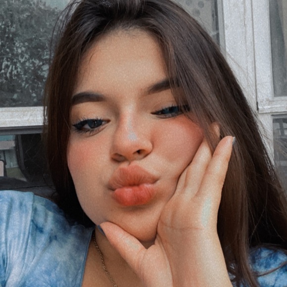 Profile Picture of Valeria Badaraco (@valeriabadarac3) on Poshmark