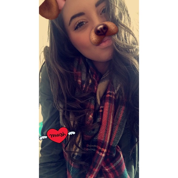 Profile Picture of Marcellese Weber (@marcelleseee) on Poshmark