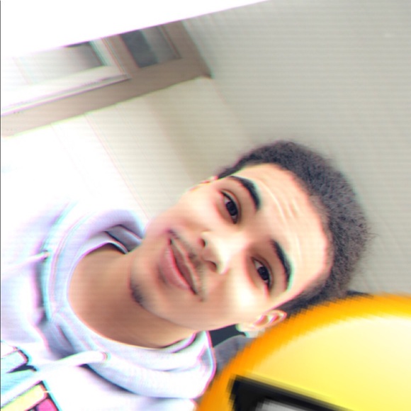 Profile Picture of Demetres Brown (@demetres_brown) on Poshmark
