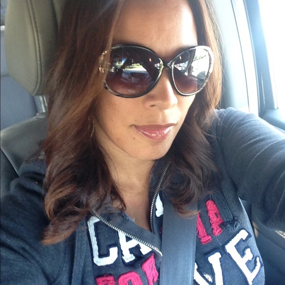 Profile Picture of Veronica Huynh (@veronicahuynh) on Poshmark