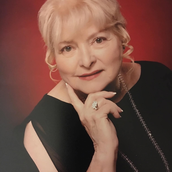 Profile Picture of Mary Wallerstein (@maryrose728) on Poshmark