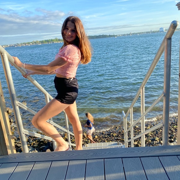 Profile Picture of Maya Vernazza (@mayajv) on Poshmark