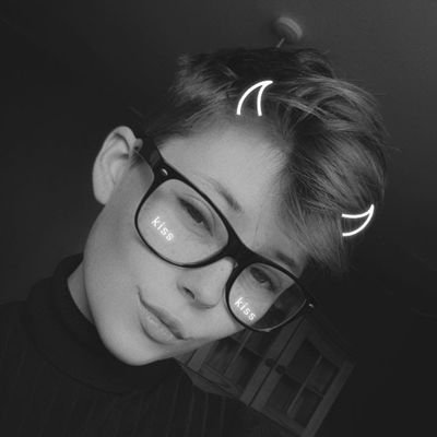 Profile Picture of Lillian Clark (@mistyumbreonx) on Twitter