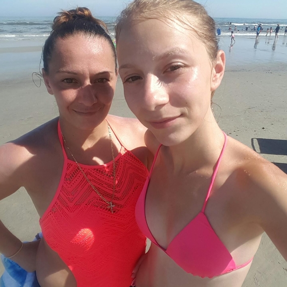 Profile Picture of Kelly Brocco (@kelliebee08) on Poshmark