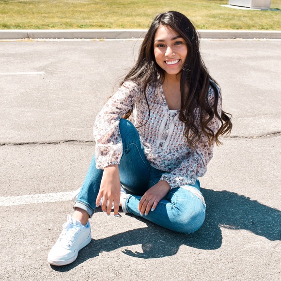 Profile Picture of Bianca Porras (@bianca_porras) on Poshmark