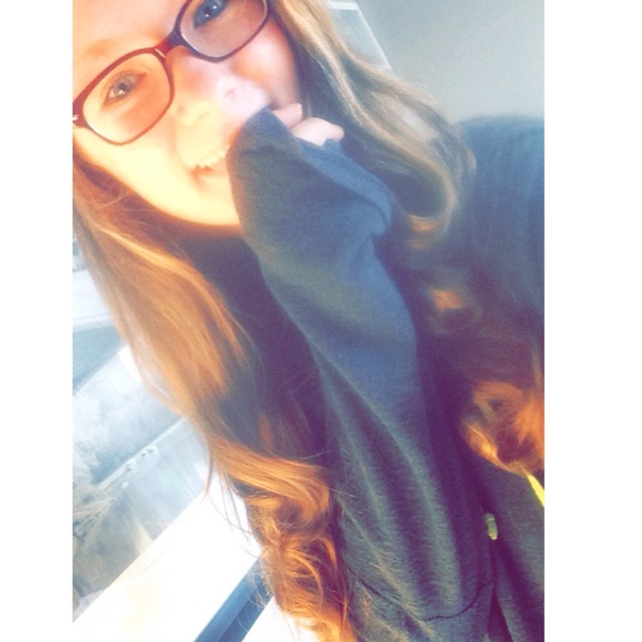 Profile Picture of Kelsey Barton (@kelseyybarton) on Poshmark