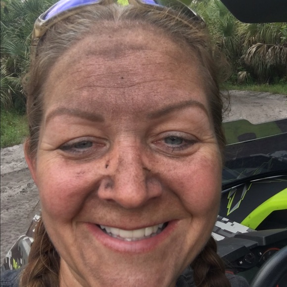 Profile Picture of Michelle Hackett (@h627527) on Poshmark