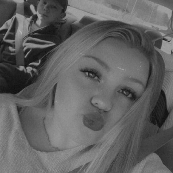 Profile Picture of Anna Sobczak (@annnagraceee) on Poshmark