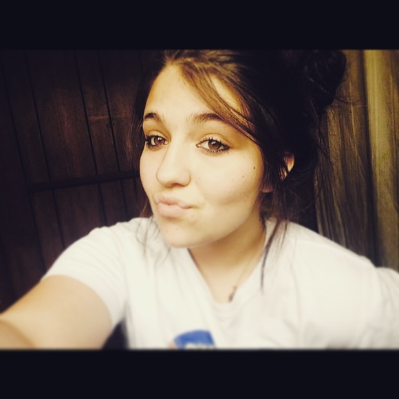 Profile Picture of Kristen Derise (@kristenrenee96) on Poshmark