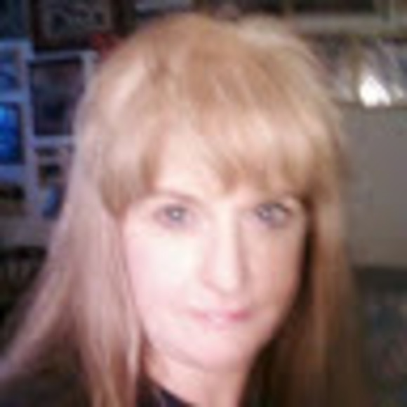 Profile Picture of Stephanie Carlton (@stephaniecarlto) on Poshmark