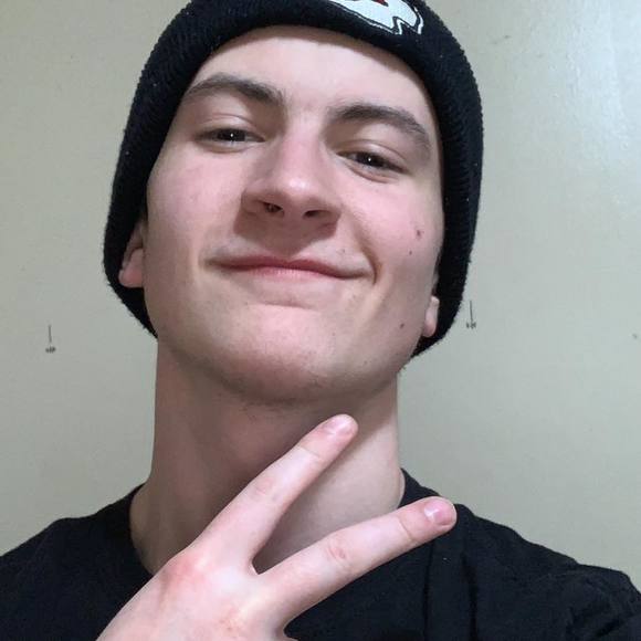 Profile Picture of Andrew Font (@afont28) on Poshmark